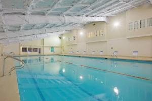 Enjoy snowball fights or romantic nights in a 1BD vacation apartment في Brownsville: مسبح داخلي كبير بمياه زرقاء