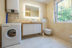 une salle de bain avec une machine à laver et un lavabo dans l'établissement Milu, à Crikvenica 12 autres photos