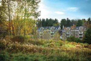 Enjoy snowball fights or romantic nights in a 1BD vacation apartment في Brownsville: عماره كبيره في وسط الميدان