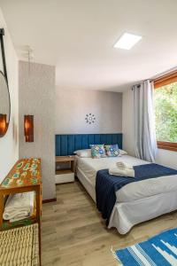 a bedroom with two beds and a window at Casa em Barra Grande - Península de Maraú in Barra Grande