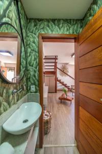 a bathroom with a sink and a mirror at Casa em Barra Grande - Península de Maraú in Barra Grande