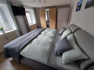 a bed with two pillows on it in a bedroom at Haus Am Stadtschloss FeWo 3 Zimmer Küche Bad in Lichtenfels