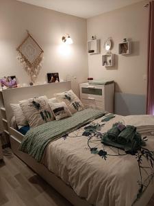 una camera da letto con un letto e una cassettiera di Vue magnifique sur le port a Saint-Mandrier-sur-Mer