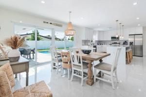 Η κουζίνα ή μικρή κουζίνα στο Luxury Waterfront Oasis in Pompano Beach