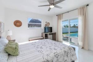 Ένα ή περισσότερα κρεβάτια σε δωμάτιο στο Luxury Waterfront Oasis in Pompano Beach +27 φωτογραφίες