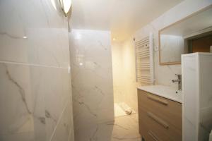 Un baño blanco con ducha y lavabo. en L'Escale Standing Presta, en La Valette-du-Var 10 fotos más