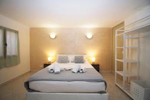 Un dormitorio con una cama grande con dos velas encima. en L'Escale Standing Presta, en La Valette-du-Var