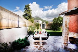 Un patio con una mesa y sillas en un patio. en L'Escale Standing Presta, en La Valette-du-Var