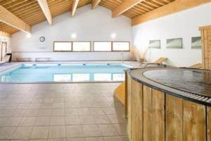 Bazén v ubytování Orelle les 3 Vallées nebo v jeho okolí