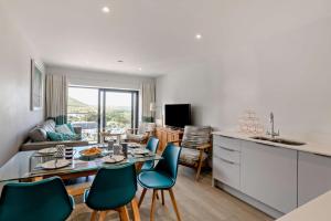 TV a/nebo společenská místnost v ubytování 6 Woolacombe West - Luxury Apartment at Byron Woolacombe, only 4 minute walk to Woolacombe Beach!