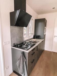 Kuchyň nebo kuchyňský kout v ubytování NEW Tiny House Cinta- Dichtbij zee & in een groene omgeving