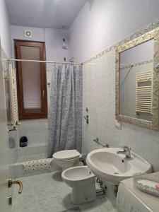 Phòng tắm tại appartamento maison monte rosa - HUMANITAS - MILANO FIORI - FORUM ASSAGO - IEO