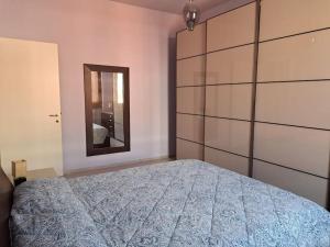 Giường trong phòng chung tại appartamento maison monte rosa - HUMANITAS - MILANO FIORI - FORUM ASSAGO - IEO