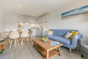 Χώρος καθιστικού στο 8 Woolacombe West - Luxury Apartment at Byron Woolacombe, only 4 minute walk to Woolacombe Beach!