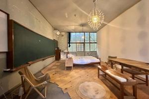 A bed or beds in a room at 山ノサウナと無人廃校 山猫ホテル