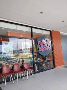 Ruang duduk di Cozy 2br with pool and beach access