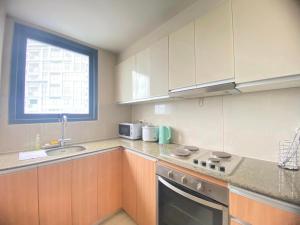 Dapur atau dapur kecil di Cozy 2br with pool and beach access