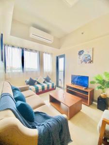Ruang duduk di Cozy 2br with pool and beach access