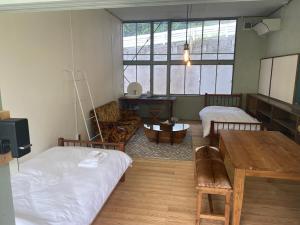 A bed or beds in a room at 山ノサウナと無人廃校 山猫ホテル