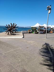 プエルト・バジャルタにあるMalecon Uno Condo on the Malecon, Centroの水辺に彫刻のある通り +1枚の写真