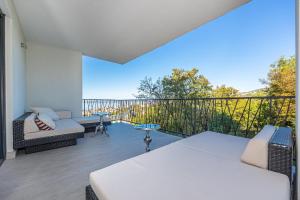 - un balcon avec un lit et un canapé dans l'établissement Milu, à Crikvenica