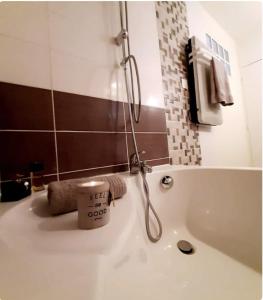 Ένα μπάνιο στο La cour de Jeanne studio centre ville