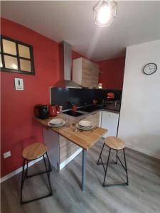 Η κουζίνα ή μικρή κουζίνα στο La cour de Jeanne studio centre ville