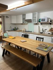 gîte de Fontjalabert en campagne tout confort的厨房或小厨房