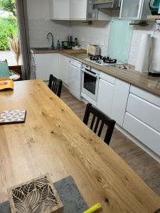 gîte de Fontjalabert en campagne tout confort的厨房或小厨房