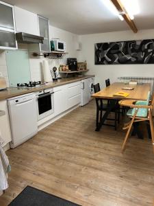 gîte de Fontjalabert en campagne tout confort的厨房或小厨房
