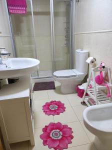a bathroom with a toilet and a sink and a shower at Val de Lemos in Monforte de Lemos