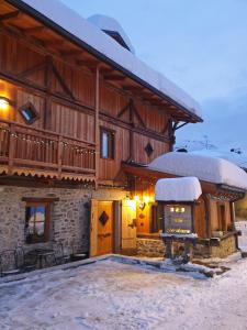モンクラッシコにあるAlle Meridianeの雪の積もる大きな木造家屋