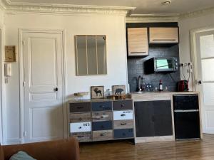 une cuisine avec un comptoir avec un évier et un micro-ondes dans l'établissement Appartement Porte de versailles, à Paris