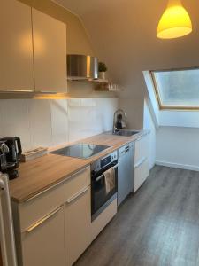 O bucătărie sau chicinetă la Großzügiger Komfort direkt am Waldrand