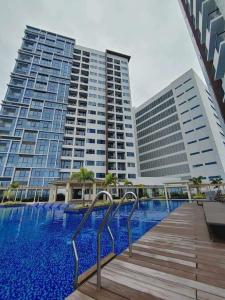 Bazén v ubytování Budget friendly 1bedroom in The Mactan Newtown with pool&beach access nebo v jeho okolí