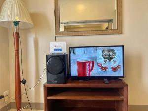 TV a/nebo společenská místnost v ubytování Budget friendly 1bedroom in The Mactan Newtown with pool&beach access