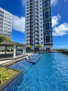 Bazén v ubytování Budget friendly 1bedroom in The Mactan Newtown with pool&beach access nebo v jeho okolí
