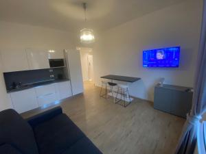 ein Wohnzimmer mit Sofa und Tisch in der Unterkunft SUITE grassi in Bresso
