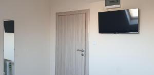 TV a/nebo společenská místnost v ubytování Studio nikola