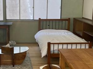 A bed or beds in a room at 山ノサウナと無人廃校 山猫ホテル