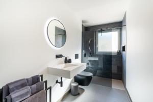 ein Badezimmer mit Waschbecken und Spiegel in der Unterkunft Renovated Lake View Apt with AirCon in Minusio