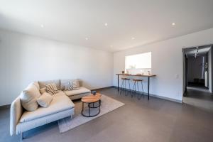 Ein Sitzbereich in der Unterkunft Renovated Lake View Apt with AirCon