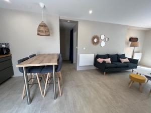 Χώρος καθιστικού στο Cocon de douceur jardin et piscine