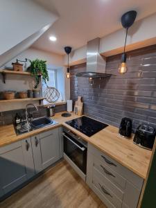 Una cocina o cocineta en Rose Cottage Oulton Leeds