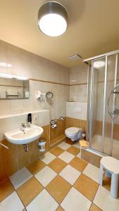 Koupelna v ubytování Hotel Strandburg Prerow + 14 fotografií
