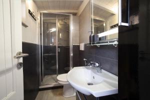a bathroom with a sink and a shower and a toilet at Palazzetto San Leonardo in Viterbo