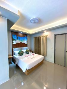 un dormitorio con una cama grande en una habitación en La Pearl Mathiveri, en Mathiveri 54 fotos más