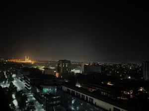 Pemandangan umum bagi Baku atau pemandangan bandar yang diambil dari rumah tamu ini +2 gambar