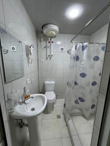 un bagno con lavandino, WC e doccia di Shaxboz Guest House a Samarkand