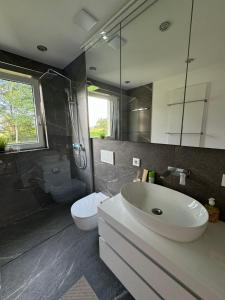 Ένα μπάνιο στο Ruhige Ferienwohnung - Penthauswohnung-Albblick Balingen